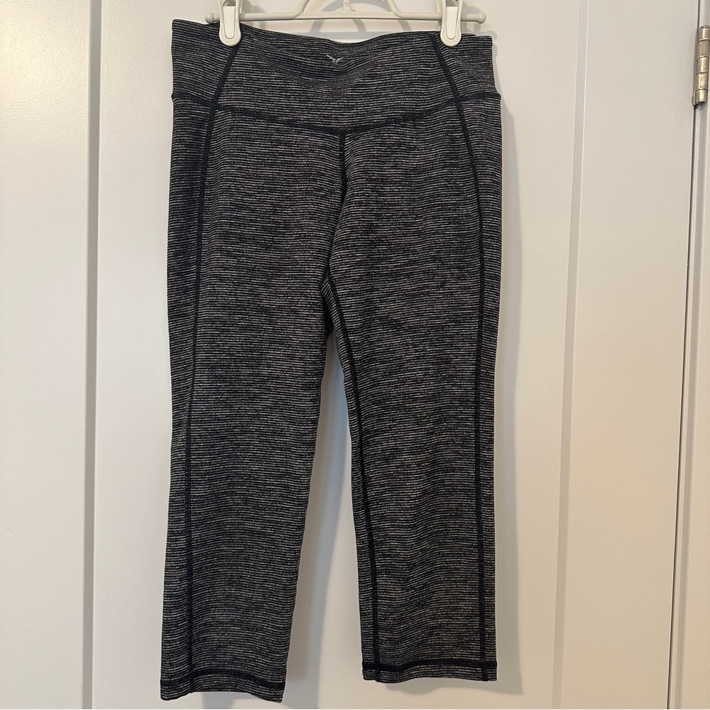 Old Navy Active Heathered Grey Capris Size Small Women’s